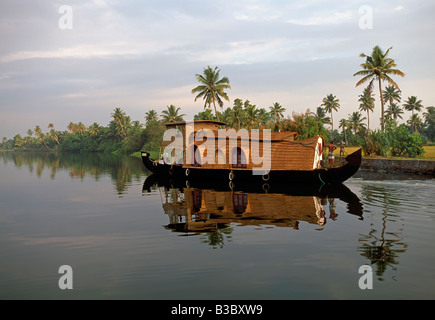 Un tipico turista houseboat sulle lagune del Kerala, nell India meridionale Foto Stock