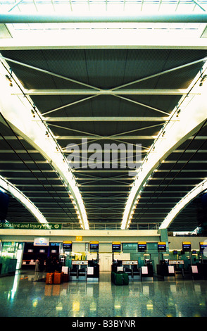 Un aeroporto automated area check in Foto Stock