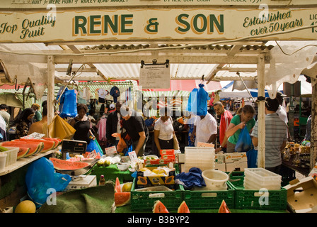 Ridley road mercato di frutta e verdura in stallo Hackney Londra Foto Stock