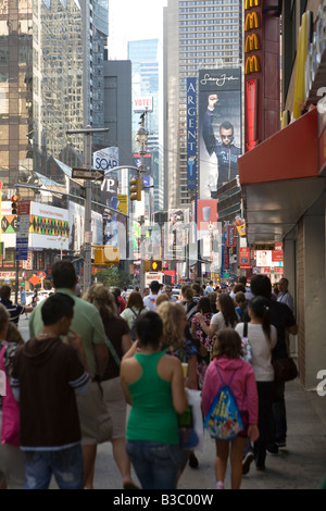 Guardando verso sud su Broadway attraverso la folla nella zona di Times Square a New York City Foto Stock