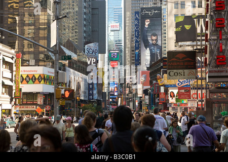 Guardando verso sud su Broadway attraverso la folla nella zona di Times Square a New York City Foto Stock
