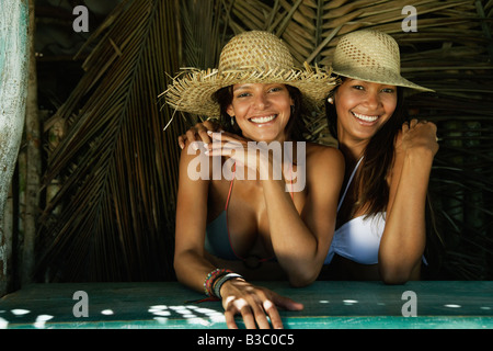 Donne ispaniche indossando cappelli di paglia Foto Stock