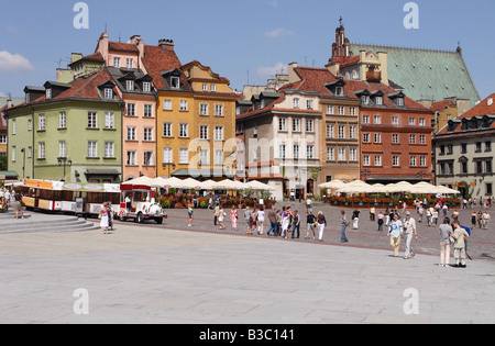 Varsavia Polonia la zona della città vecchia che mostra i turisti nella Piazza del Palazzo Reale di Plac Zamkowy Foto Stock