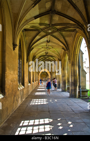 Una vista lungo i chiostri lungo il lato sud di St John's College nuovo Tribunale, subito dopo aver lasciato il Ponte dei Sospiri Foto Stock