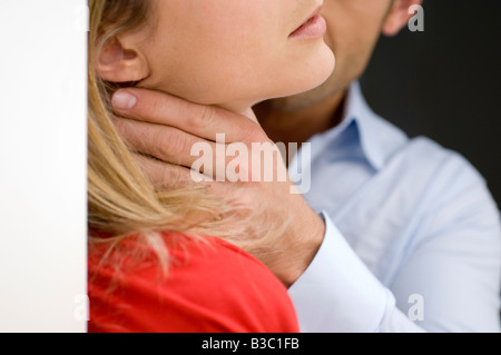 Close up del raccolto di uomo con le sue mani attorno a una donna di gola Foto Stock