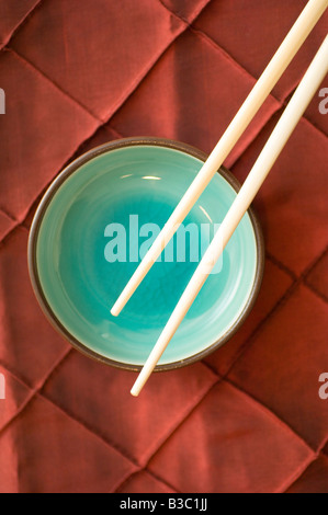 Bacchette seduto su una tazza Foto Stock