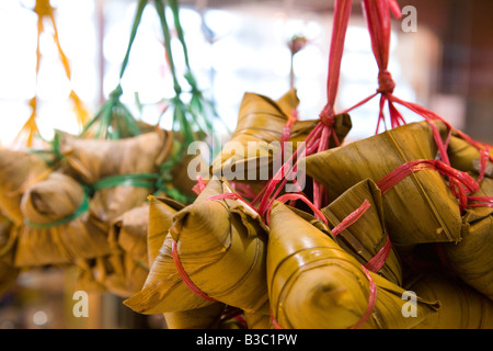 Appendere il riso pacchi avvolti in foglie di banano Foto Stock