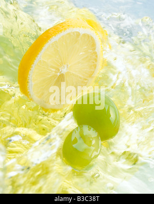 Una fetta di limone e uva in succo di frutta Foto Stock