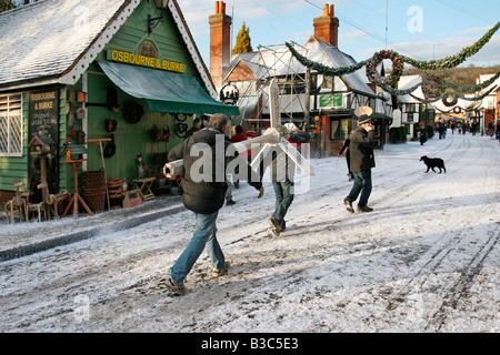 Creazione di un inverno posizione impostata per 'La vacanza' film, nel villaggio di Shere, Surrey, con neve artificiale dalla neve Business. Foto Stock