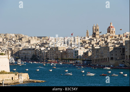 Malta, La Valletta. Barche ormeggiate in Dockyard Creek contro lo sfondo Senglea elegante waterfront palazzi, un solo braccio di La Valletta majestic Grand Harbour. Foto Stock