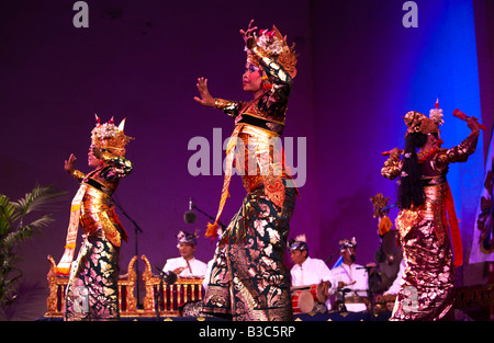 Il Marocco, Fes. Il gruppo Panti Pusaka Budaya dall Indonesia eseguire la danza della Corte femminile sul palco del Bab Makina in Fes durante il Festival Mondiale di Musica Sacra. Ballerini: Ni Wayang Eka Rahmayuni, Ni Kadek Yuni Warnaningsih, Ni Putu Putri Setyari. Foto Stock