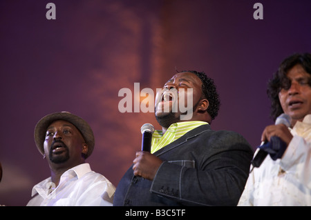 Il Marocco, Fes. Craig Adams sul palco con Faiz Ali Faiz e membro delle voci di New Orleans esegue un encore durante il Qawwali/concerto Gospel al FES Festival Mondiale di Musica Sacra. Foto Stock