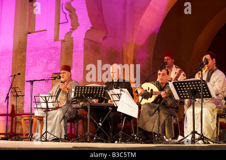 Il Marocco, Fes. Jalledine Julien Weiss e il suo Al Kindi, Ensemble con lo Sceicco Hamza Shakour eseguire sul Bab Makina stadio durante il Fes Festival Mondiale di Musica Sacra. Foto Stock