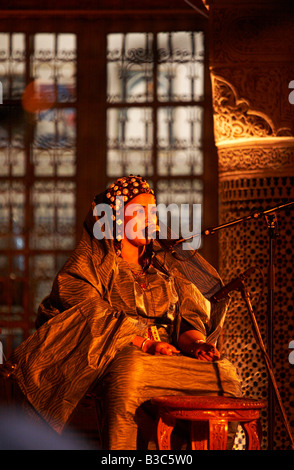 Il Marocco, Fes. Una delle donne le donne Tartit Ensemble dal Mali esegue nel dar Tazi durante la Fes Festival Mondiale di Musica Sacra. Foto Stock