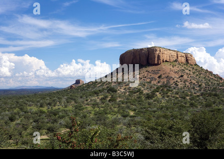 La Namibia, Damaraland. Una vista da Vingerklip Lodge del windsculptured table top montagne sulle terrazze Ugab paesaggio. Foto Stock