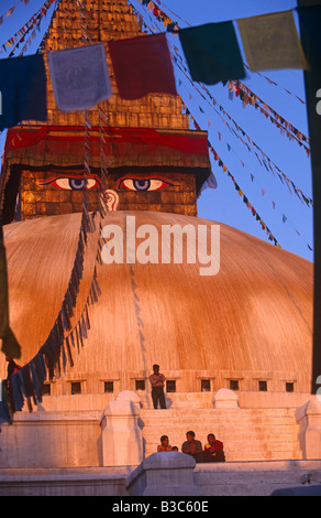 Il Nepal, Kathmandu, Chabahil. Il grande stupa di torri Boudinath oltre il distretto di Chabahil e rimane uno dei grandi Newari centri commerciali con il Tibet. L antico stupa è un importante luogo di pellegrinaggio per i Buddisti, uno dei più importanti luoghi santi in Nepal ed è anche il più grande insediamento tibetano al di fuori del Tibet. Foto Stock