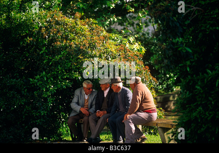 Portogallo Alentejo, Portalegre. Gli uomini anziani passando il tempo del giorno su una panchina nel parco. Foto Stock