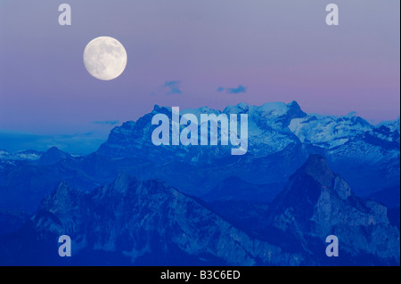 Alpi svizzere e la luna piena, Svitto, Svizzera Foto Stock