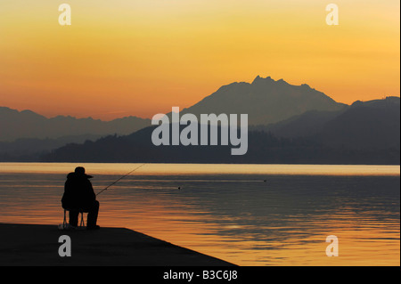 Pescatore al tramonto Zugo svizzera Foto Stock