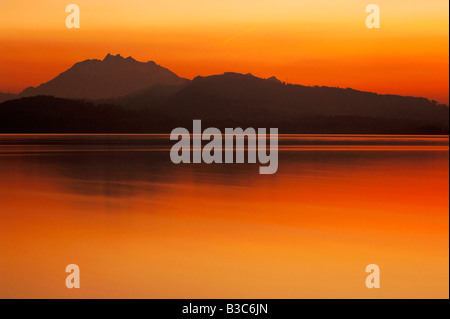 Tramonto sul lago di Zug Zugo svizzera Foto Stock