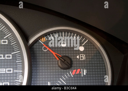 Close up di un misuratore di gas la visualizzazione che la vettura ha un serbatoio vuoto Foto Stock