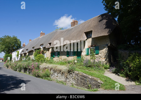 Cottage con il tetto di paglia sul Priory Bank Great Milton Oxfordshire Foto Stock