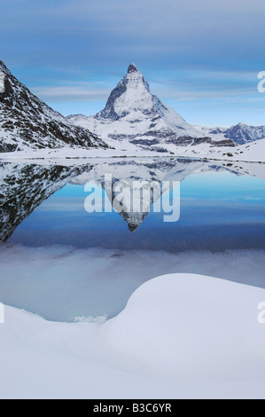 Il Cervino in inverno con la riflessione nel Riffelsee Zermatt Vallese Svizzera Foto Stock