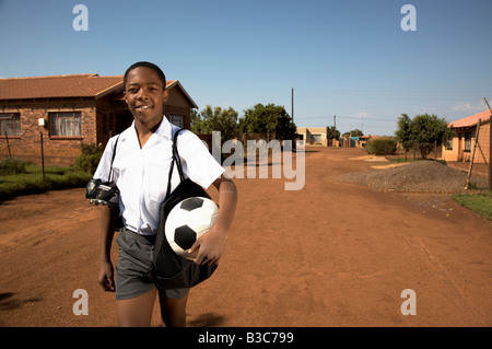 I ragazzi africani che giocano a calcio Foto Stock