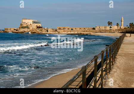 Israele, Cesarea. La linea di costa e il lungomare di Cesarea. Cesarea è una città in Israele nella periferia di Cesarea Maritima, antica città portuale. È situato a metà strada tra Tel Aviv (45km) e Haifa, in Israele sulla costa mediterranea nei pressi della città di Hadera. Foto Stock