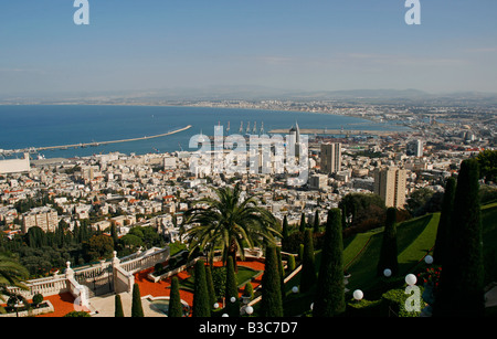 Israele, sul Monte Carmelo. Città e porto di Haifa dalle pendici del Monte Carmelo. Haifa è la più grande città nel nord di Israele, e Foto Stock