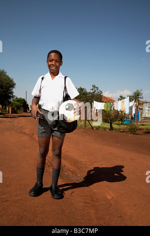 I ragazzi africani che giocano a calcio Foto Stock