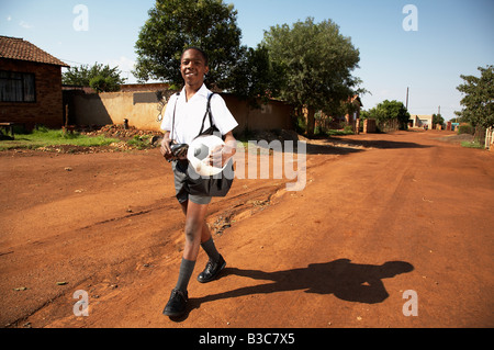 I ragazzi africani che giocano a calcio Foto Stock