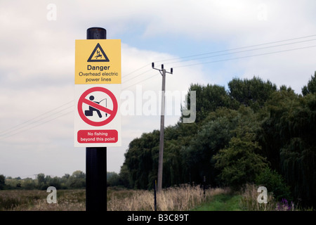 Nessuna attività di pesca segno di avvertimento a causa di sovraccarico del cavo di alimentazione sul fiume Stort in Harlow Town Park Essex REGNO UNITO Foto Stock