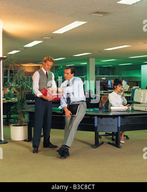 Imprenditori di discutere in ufficio Foto Stock