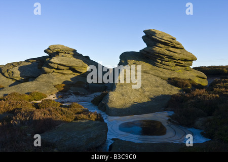 Rocce sulla Derwent il bordo con un pool di congelato davanti che ha cerchi di frost white Foto Stock