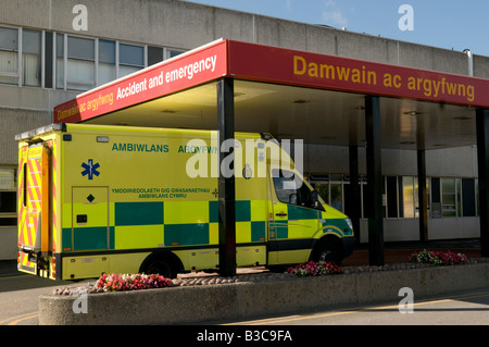 Ambulanza parcheggiata fuori incidente e dipartimento di emergenza a Ysbyty Glan Clwyd Generale Ospedale NHS Bodelwyddan Galles del Nord Foto Stock