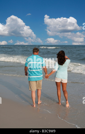 Un paio di camminare insieme sulle Alabama Gulf Coast. Foto Stock