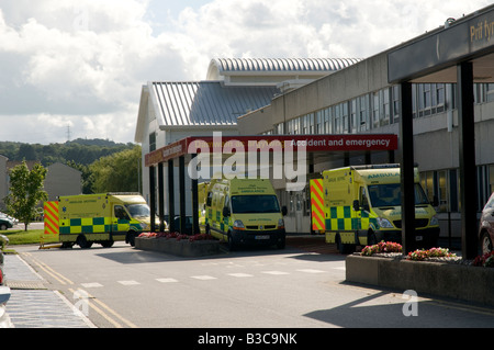 Ambulanza parcheggiata fuori incidente e dipartimento di emergenza a Ysbyty Glan Clwyd Generale Ospedale NHS Bodelwyddan Galles del Nord Foto Stock