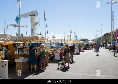 Le bancarelle del mercato sulla banchina del Vieux Port, Quai du Port, Marsiglia, Cote d Azur, Francia Foto Stock