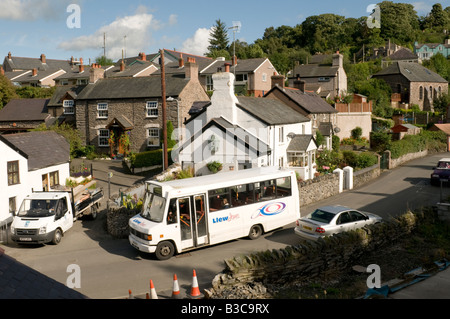 Piccolo locale mini bus attraverso il servizio remote rurale gallese Llanfair Talhaearn village Conwy North Wales UK Foto Stock