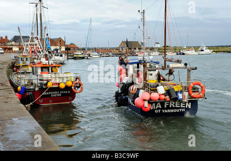 Barca da pesca di lasciare il porto di Wells-Next-il-Mare, Norfolk Foto Stock