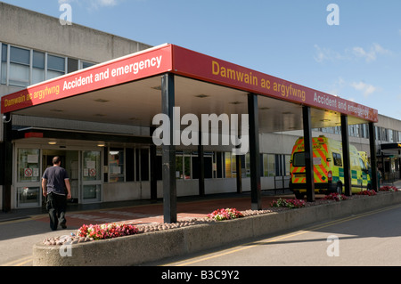 Ambulanza parcheggiata fuori incidente e dipartimento di emergenza a Ysbyty Glan Clwyd Generale Ospedale NHS Bodelwyddan North Wales UK Foto Stock