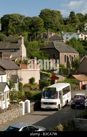 Piccolo locale mini bus attraverso il servizio remote rurale gallese Llanfair Talhaearn village Conwy North Wales UK Foto Stock