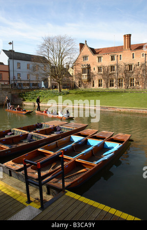 Punting sul fiume Cam, Cambridge, Inghilterra. Foto Stock