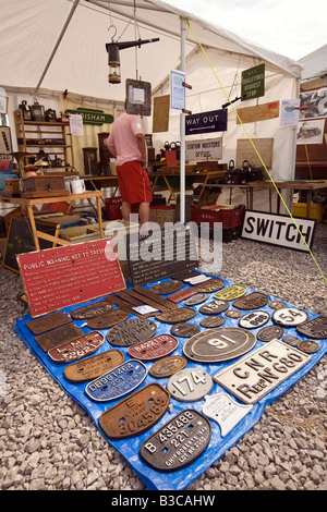 Il DERBYSHIRE REGNO UNITO Chesterfield Barrow Hill Roundhouse Centro ferroviario stand commerciali di vendita memorabilia del treno Foto Stock