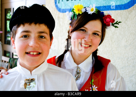 Kids indossando il tradizionale costumi folcloristici della Svezia Dag Svenskarnas patrimonio svedese giorno Minnehaha Park Minneapolis Minnesota USA Foto Stock