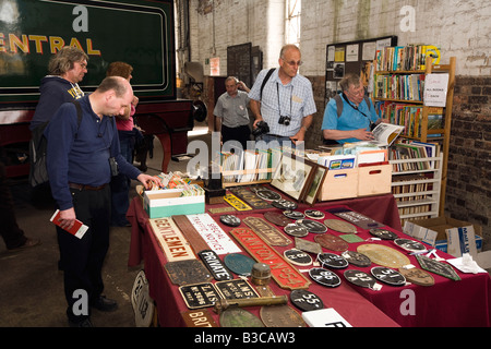 Il DERBYSHIRE REGNO UNITO Chesterfield Barrow Hill Roundhouse Centro ferroviario stand commerciali Vendita libri e memorabilia Foto Stock