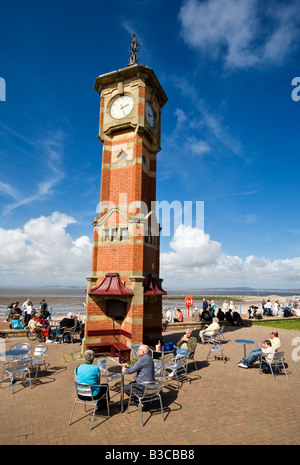 Morecambe Clock Tower e il lungomare Lancashire, Inghilterra, Regno Unito Foto Stock