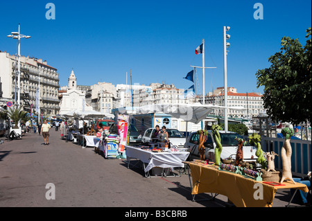 Le bancarelle del mercato sulla banchina del Vieux Port, Quai du Port, Marsiglia, Cote d'Azur, in Francia Foto Stock