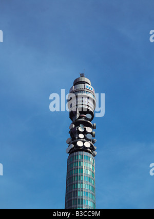 Basso angolo vista della torre Telecom in London, England, Regno Unito Foto Stock